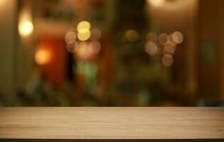leeg houten tafel in voorkant van abstract wazig achtergrond van koffie winkel . kan worden gebruikt voor Scherm of montage uw producten.mock omhoog voor Scherm van Product foto