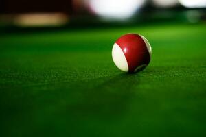 man's hand- en keu arm spelen snooker spel of voorbereidingen treffen het richten naar schieten zwembad ballen Aan een groen biljart tafel. kleurrijk snooker ballen Aan groen fries. foto