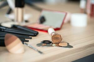 decoratief schoonheidsmiddelen bedenken reeks Aan hout tafel. reeks van luxe bedenken Product achtergrond foto