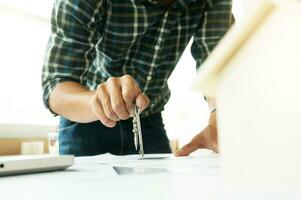 interieur ontwerper samenwerking zakelijke prestatie planning ontwerp trek samenspel concept met kompassen Aan de huis project ingenieur werk tafel. foto