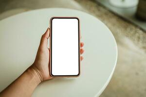 vrouwen handen Holding cel telefoon blanco kopiëren ruimte scherm. slim telefoon met technologie concept foto