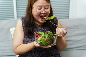 Aziatisch te zwaar vrouw dieet gewicht verlies aan het eten vers vers eigengemaakt salade gezond aan het eten concept zwaarlijvig vrouw met gewicht eetpatroon levensstijl. foto