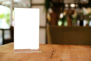 menu kader staand Aan hout tafel in bar restaurant cafe. ruimte voor tekst afzet Promotie. foto