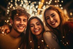 groep van vrienden vieren nieuw jaar vooravond foto