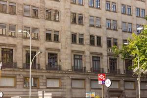 gebouw en ramen in het centrum van barcelona foto