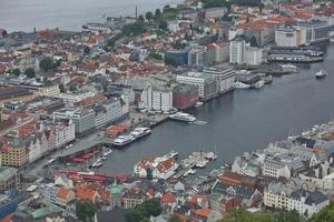 uitzicht op bergen stad vanaf mount floyen, noorwegen foto