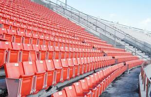 leeg oranje stoelen Bij stadion, rijen van stoel Aan een voetbal stadion foto