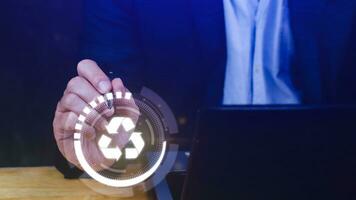 zakenman hand- aanraken recycle icoon concept in scherm, voor milieu, sociaal en bestuur in duurzame en ethisch bedrijf Aan de netwerk verbinding. foto
