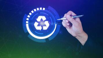 zakenman hand- aanraken recycle icoon concept in scherm, voor milieu, sociaal en bestuur in duurzame en ethisch bedrijf Aan de netwerk verbinding. foto