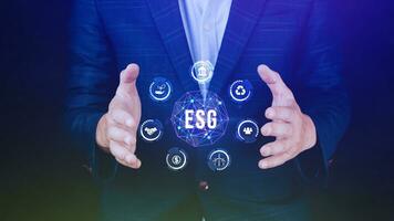 esg icoon concept in de hand- voor milieu, sociaal en bestuur in duurzame en ethisch bedrijf Aan de netwerk verbinding, zakenman drukken knop Aan scherm. foto