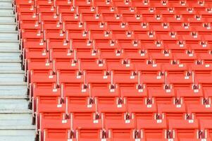 leeg oranje stoelen Bij stadion, rijen loopbrug van stoel Aan een voetbal stadion foto