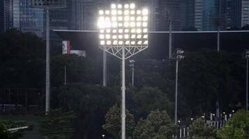 LED overstromingen licht of staand sport- stadion licht Bij nacht. ai gegenereerd foto