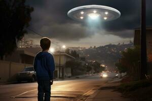een straat Bij nacht met een buitenaards wezen vliegend over- het foto