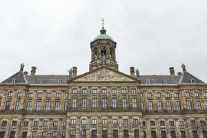 het koninklijk paleis op de dam in amsterdam, nederland foto