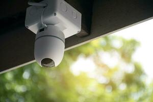 ik p cctv camera geïnstalleerd Aan hoog plafond van de huis naar Doen de veiligheid door toezicht houden door mobiel telefoon en computer naar opslaan menselijk leven en eigendom, zacht en selectief focus. foto