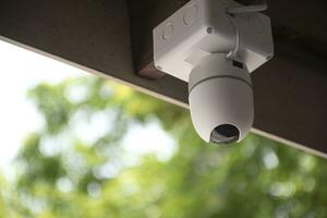 ik p cctv camera geïnstalleerd Aan hoog plafond van de huis naar Doen de veiligheid door toezicht houden door mobiel telefoon en computer naar opslaan menselijk leven en eigendom, zacht en selectief focus. foto