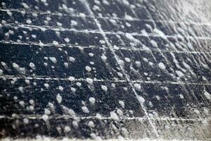 voorkant en bovenste oppervlakte van fotovoltaïsche of zonne- cel paneel welke het wassen door water en zeep naar opslaan en gebruik het voor een lang tijd, zacht en selectief focus. foto