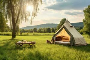camping tent in de weide Bij zonsondergang. camping concept, een luxe camping tent Aan een weide voor buitenshuis vakantie, ai gegenereerd foto
