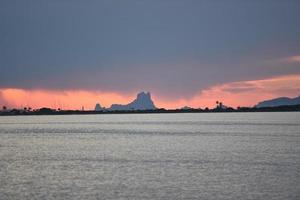 zonsondergang bij de estany pudent in het natuurpark ses salines in formentera, spanje. foto