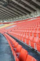 leeg oranje stoelen Bij stadion, rijen loopbrug van stoel Aan een voetbal stadion foto