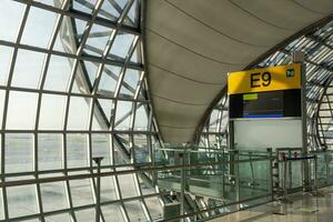 instappen poort Bij termianl in suvarnabhumi luchthaven Thailand foto