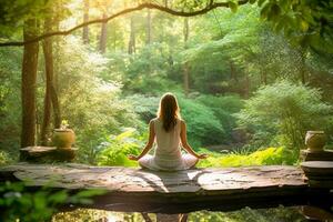 persoon beoefenen yoga in een vredig buitenshuis instelling, Verbinden met natuur. foto