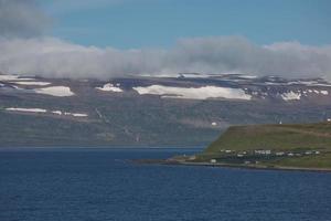 uitzicht op de fjord rondom het dorp isafjordur in ijsland foto