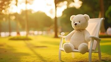 teddy beer speelgoed- zittend Aan stoel Bij zonsondergang. foto