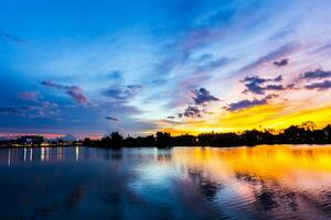 schemering lucht met water reflectie foto