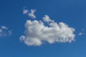 wolken in de blauwe lucht foto