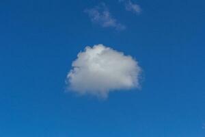 wolken in de blauwe lucht foto