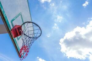 basketbal hoepel Aan blauw lucht foto