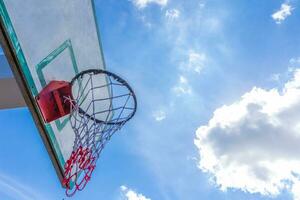 basketbal hoepel Aan blauw lucht foto