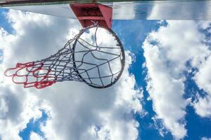 basketbal hoepel met blauwe lucht foto