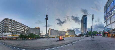panorama afbeelding over- berlijn Alexander plein in avond licht foto