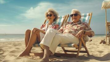 senior paar ontspannende door de zee Aan zonnig dag. gelukkig oud leeftijd en vakantie foto