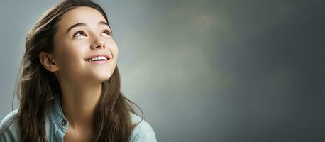 tiener meisje op zoek omhoog met een glimlach blanco kopiëren ruimte over- licht achtergrond foto