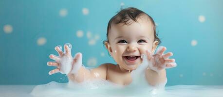 gelukkig baby demonstreert schoon handen benadrukt zeep blootstelling van Bij minst 20 seconden naar voorkomen ziekten Leuk vinden virussen en griep studio foto geïsoleerd bann