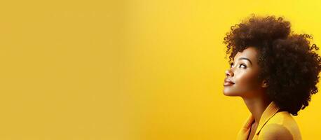 een jong zwart vrouw een blik werpen Bij een kopiëren ruimte Aan een geel achtergrond geboeid door boeiend informatie of een aantrekkelijk aanbod met kamer voor tekst of een foto