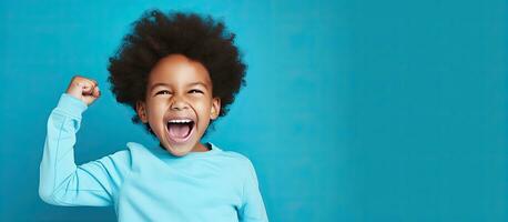 zegevierend zwart jongen vieren met vreugde staand in blauw studio foto