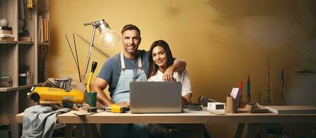 paar gelukkig kiest project Aan laptop voor reparatie en vernieuwing nemen een selfie foto