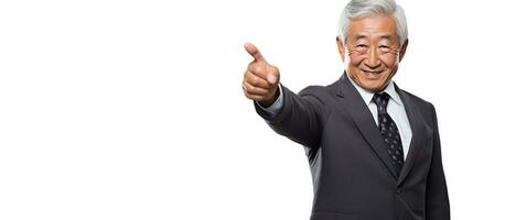 ouderen Aziatisch zakenman verheugd en gezond tonen een leeg ruimte voor Promotie Aan een wit achtergrond foto