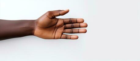 hand- van gemengd ras persoon Holding zwart bedrijf kaart Aan wit achtergrond foto