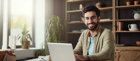 gelukkig Arabisch freelancer werken van huis glimlachen Bij laptop scherm foto