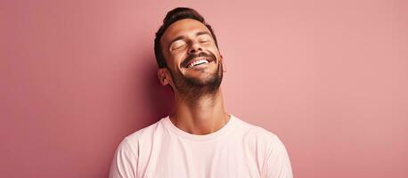 gelukkig Mens resting met Gesloten ogen ontspannen handen achter hoofd glimlachen Aan roze achtergrond concept van mooi zo humeur en positief emoties kopiëren ruimte voor promotio foto