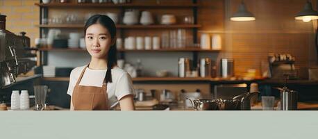 Aziatisch meisje in schort staand in cafe terwijl barista points Bij leeg banier foto