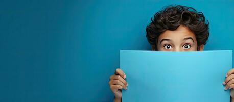verrast tiener richten Bij blauw papier met ruimte voor een advertentie foto