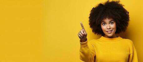 zwart vrouw richten omhoog met glimlach blanco ruimte voor tekst bovenstaand haar hoofd advertentie banier foto