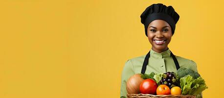 gelukkig Afrikaanse Amerikaans chef vrouw met vers produceren aanbevelen biologisch ingrediënten kopiëren ruimte geel achtergrond foto