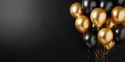 zwart en gouden ballonnen Aan zwart achtergrond met kopiëren ruimte, verjaardag viering achtergrond foto